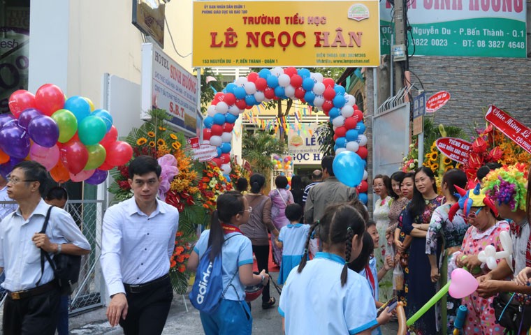 Sáng nay, hàng triệu học sinh và giáo viên trên cả nước đã tưng bừng tổ chức lễ  khai giảng năm học mới 2016-1017. Trường học được trang hoàng lộng lẫy, rợp cờ hoa chào đón các em học sinh trong không khí vô cùng hân hoan.